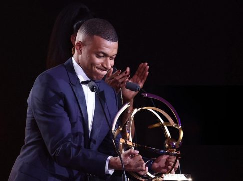 Βραβεύτηκε, αποχαιρέτησε την Παρί, αλλά απέφυγε να μιλήσει για την Ρεάλ ο Εμπαπέ (vid)