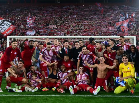 Σε έκσταση όλη η Ελλάδα για το μεγαλείο σου Ολυμπιακέ – Κόκκινη «λαοθάλασσα» στους δρόμους (vid)