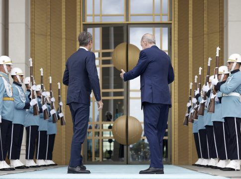 Η «χορογραφία» της αυτοσυγκράτησης και η διαφωνία για τη Χαμάς