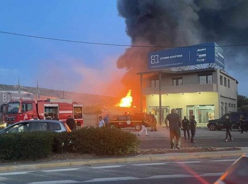 Μεγάλη φωτιά σε μάνδρα σκαφών στη Βάρη – Δείτε εικόνες