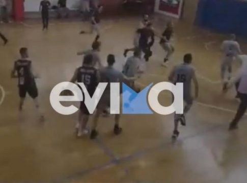 Απίστευτο σκηνικό σε αγώνα μπάσκετ στην Εύβοια – Άγριο ξύλο σε παίκτες (vid)