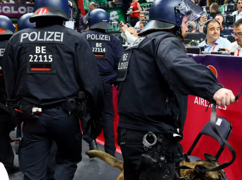 Με ρόπαλα και γκλομπ η συμπλοκή στο Βερολίνο – Διέφυγε τον κίνδυνο ο οπαδός που ήταν σε κρίσιμη κατάσταση (vid)