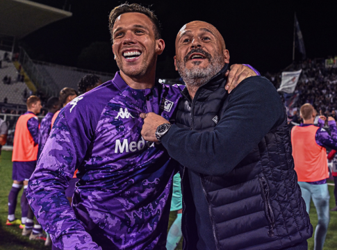 Οι παίκτες της Φιορεντίνα φωτογραφήθηκαν και δηλώνουν έτοιμοι για τον τελικό του Conference League κόντρα στον Ολυμπιακό (vid)