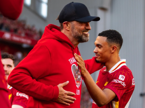 Συγκλονιστικό: Ο Κλοπ διαβάζει γράμματα φίλων της Λίβερπουλ και δακρύζει από την συγκίνηση (vid)