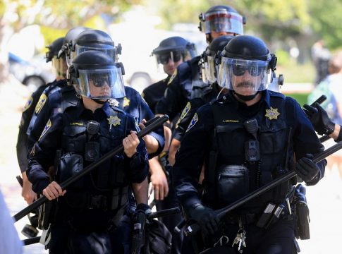 Λος Άντζελες: Αντιδιαδηλωτές επιτίθενται σε φιλοπαλαιστίνιους φοιτητές και η αστυνομία μένει άπραγη