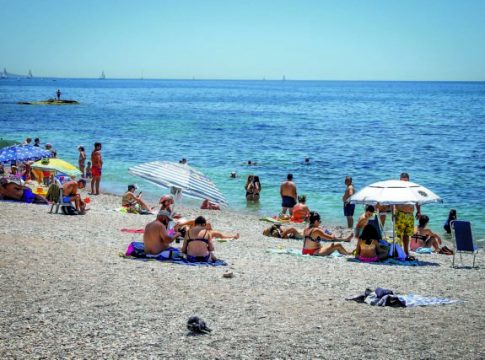 Μάιος και στις παραλίες… δεν πέφτει καρφίτσα – Έρχεται το θερμότερο καλοκαίρι των τελευταίων ετών