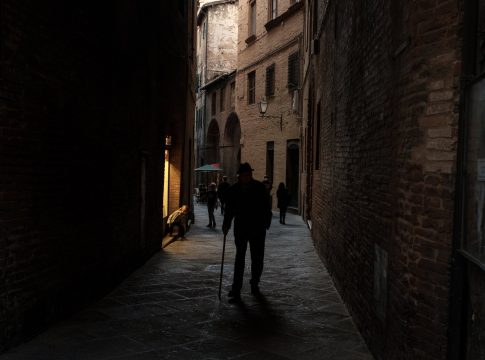 Δημογραφικό: Θα τα βρούμε… μπαστούνια – Δεν υπάρχουν αρκετά μωρά