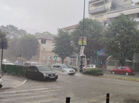 Ξαφνικό μπουρίνι έπληξε τα Ιωάννινα – διεκόπη η κυκλοφορία σε δρόμο λόγω συσσώρευσης υδάτων