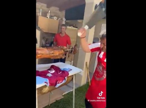 Απίθανο: Φίλος του Ολυμπιακού σουβλίζει αρνί και τεμαχίζει φανέλα της Άστον Βίλα με τον μπαλτά (vid)