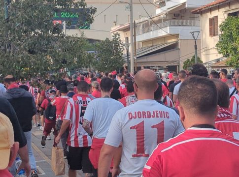Μπήκαν οι πρώτοι οπαδοί του Ολυμπιακού (vid)