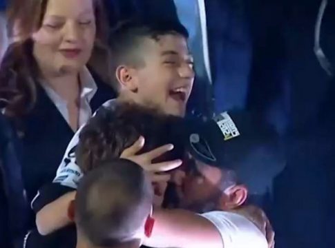 Η συγκλονιστική αγκαλιά του Κωνσταντέλια στον μικρό Γιαννάκη