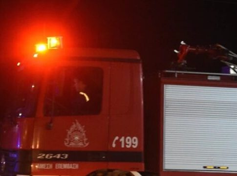 Ατομο χωρίς τις αισθήσεις του εντοπίστηκε κατά την κατάσβεση πυρκαγιάς σε διαμέρισμα