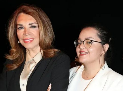 Πέταξε τα γυαλιά, έβαλε βλεφαρίδες, έμεινε μισή: Η Μαριτίνα Ντενίση με μίνι και γόβες είναι το απόλυτο… θηλυκό