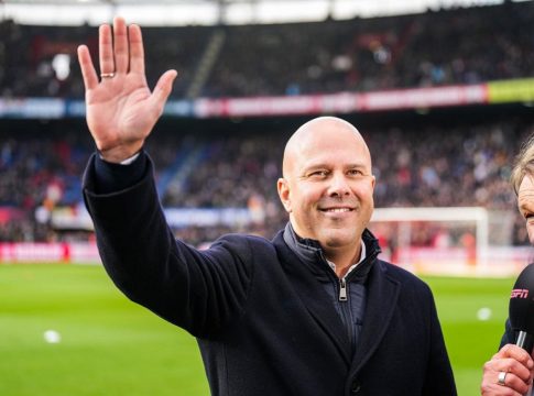 Σλοτ: «Δεν υπάρχει τίποτα επίσημο με Λίβερπουλ, κάθομαι εδώ με το έμβλημα της Φέγενορντ στο στήθος μου»