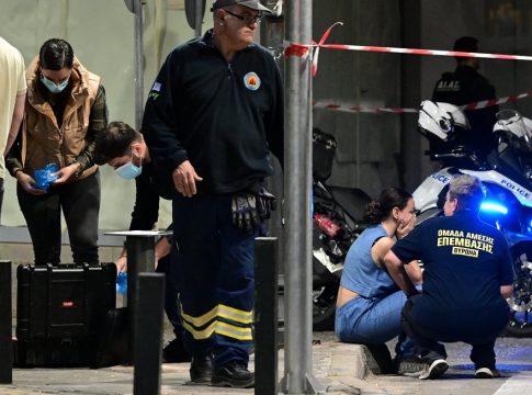 Μαφιόζικο χτύπημα στον Βύρωνα – Εκτέλεσαν 32χρονο μπροστά στη γυναίκα και το παιδί του