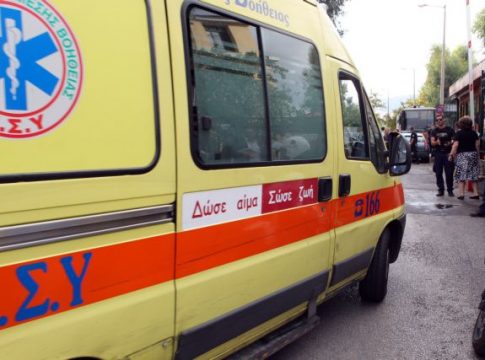 Πούλμαν έπεσε κολόνα στη λεωφόρο Λαυρίου