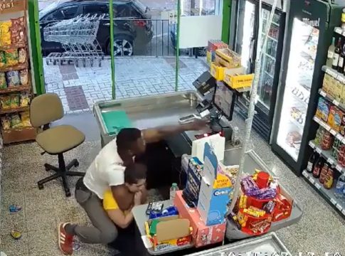 Σοκαριστικό βίντεο: Η στιγμή που ληστής προσπαθεί να πνίξει γυναίκα σε σούπερ μάρκετ της Ισπανίας (vid)