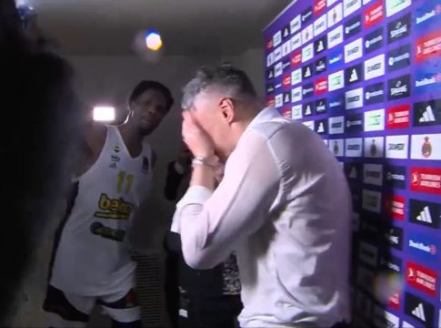 Οι παίκτες της Φενέρ διέκοψαν τη flash interview και μπουγέλωσαν τον Γιασικεβίτσιους (vid)