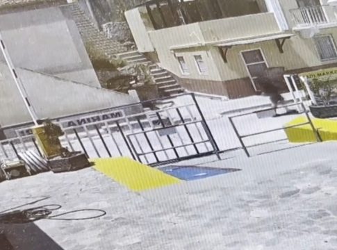 Σύμη: Νέα πλάνα από κάμερες ασφαλείας δείχνουν τον παρουσιαστή του BBC να κατευθύνεται σε βραχώδη περιοχή