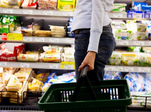 Καλπάζουν οι τιμές σε βασικά προϊόντα κατανάλωσης – Αύξηση 56,8% στο ελαιόλαδο