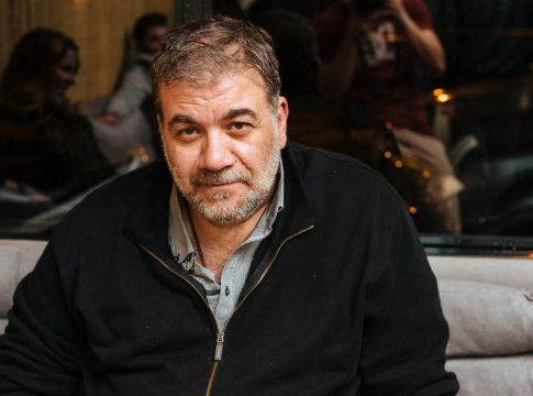Συγκλονιστικός Δημήτρης Σταρόβας: Έπιασε τη κιθάρα μετά το εγκεφαλικό και μας δείχνει τη θεαματική του βελτίωση