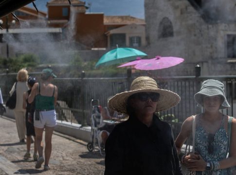 Καύσωνας: Έκτακτη σύσκεψη στο υπουργείο Πολιτικής Προστασίας – Πού κλείνουν σχολεία