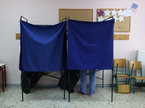 Τρομάζει το «κόμμα της αποχής» – Τι δείχνουν οι δημοσκοπήσεις στο παρά πέντε της ευρωκάλπης