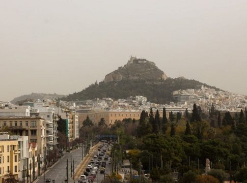 Καιρός: Η αφρικανική σκόνη «ανάχωμα» στην άνοδο της θερμοκρασίας – Καυτές προβλέψεις για 40άρια στην Αθήνα