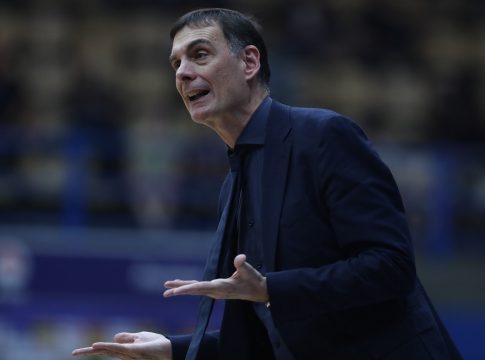 Ένταση με Μπαρτζώκα και τον κόσμο του Περιστερίου: Δεν μίλησε στη συνέντευξη Τύπου σε ένδειξη διαμαρτυρίας