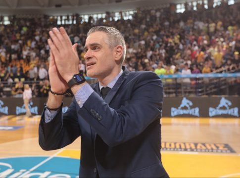 Καστρίτης: «Υποκλίνομαι στους παίκτες, βγάζω το καπέλο στον κόσμο μας»