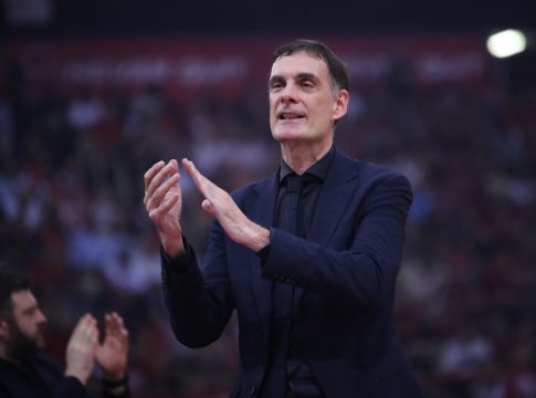 «Μπαρτζώκα ψυχάρα, Ολυμπιακάρα»- Κίνηση με νόημα έξω απο το ΣΕΦ (vid)