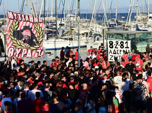 Πλήθος κόσμου στη Μυτιλήνη για τα ευρωπαϊκά τρόπαια του Ολυμπιακού (pics)