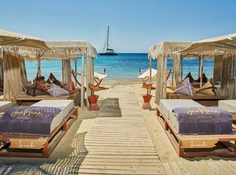 Ξεχάστε τα μπάνια στην Αθήνα: Έγινε Μύκονος η Αττική, τόσα πληρώνεις για είσοδο στις παραλίες & για ξαπλώστρες