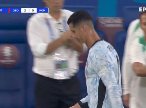 Έξαλλος ο Ρονάλντο στην αλλαγή του, κλώτσησε ό,τι βρήκε μπροστά τον στον πάγκο (vid)