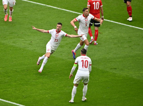 Ισοφαρίζουν σε 1-1 με τον Πιόντεκ οι Πολωνοί (vids)