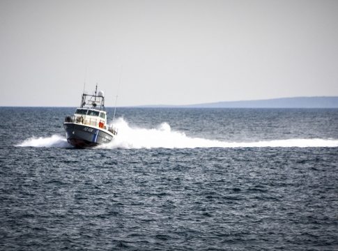 Σύμη: Καταδίωξη ταχύπλοου με μετανάστες – Ένας νεκρός και πέντε τραυματίες