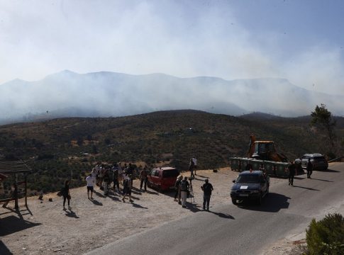Καιρός: Επιμένουν οι θυελλώδεις βόρειοι άνεμοι