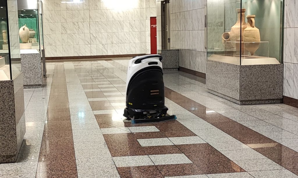 Μετρό: Ρομπότ καθαρισμού έπιασε δουλειά στον σταθμό Συντάγματος