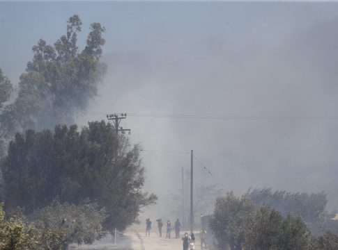 Απανωτά μηνύματα από το 112 για την φωτιά στο Κορωπί – Σε αυλές σπιτιών η πυρκαγιά