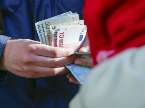 Επιδόματα ΟΠΕΚΑ: Καταβάλλονται αύριο στους ωφελούμενους