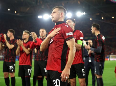 Συγκλονιστικό: Aποθέωση για τους παίκτες της Αλβανίας παρά τον αποκλεισμό (vid)