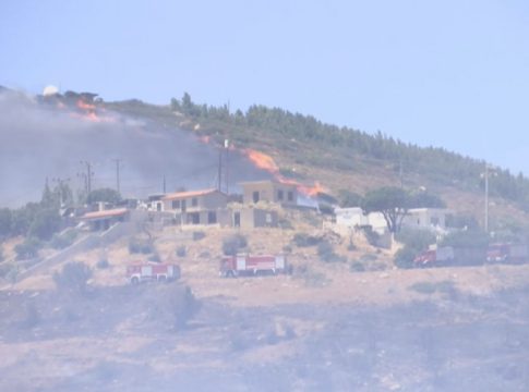 Καίγονται σπίτια στην Κερατέα – Νέο μήνυμα εκκένωσης του «112»