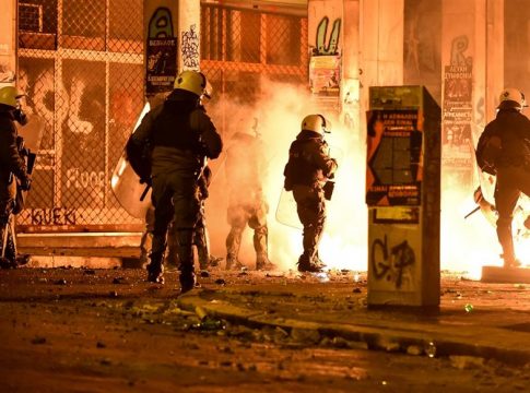 Εξάρχεια: Επιθέσεις με μολότοφ, πέτρες και μπουκάλια – 3 αστυνομικοί στο νοσοκομείο – 20 προσαγωγές