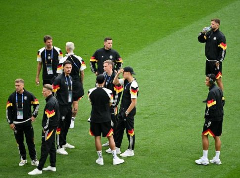 Οι ενδεκάδες της αναμέτρησης Γερμανία-Δανία (pics)