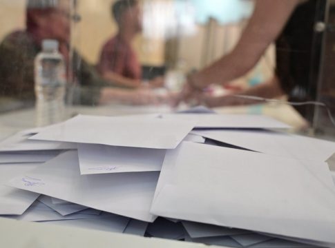 Δημοσκόπηση: Οριακά στον πήχη του 33% η ΝΔ – Καθαρά δεύτερος ο ΣΥΡΙΖΑ με διαφορά 5 μονάδων από το ΠΑΣΟΚ