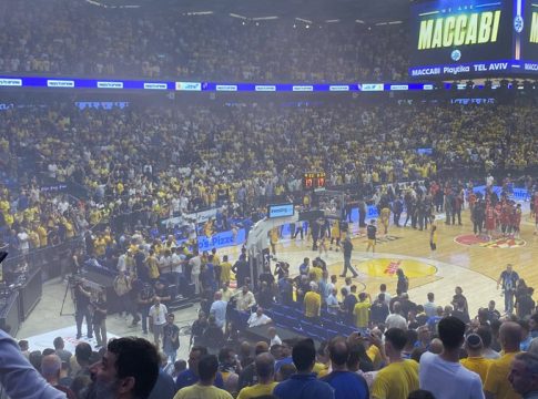 Χαμός στο Ισραήλ: Οπαδοί της Χάποελ πέταξαν καπνογόνα σε αυτούς της Μακάμπι κατά τη διάρκεια του τρίτου τελικού (pic)