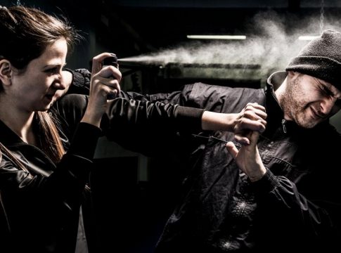 Σπρέι πιπεριού για τις γυναίκες που βρίσκονται σε άμυνα – Τι εξετάζει το υπουργείο Προστασίας του Πολίτη