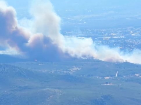 Φωτιά στη Σταμάτα: Εκκενώνονται οικισμοί, μηνύματα του «112» – Πάνω από 1,5 χλμ το πύρινο μέτωπο