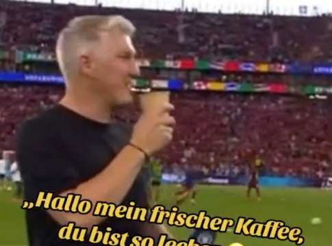 Φοβερή «γκάφα» από Σβαϊνστάιγκερ: Μίλησε στον… καφέ του, αντί για το μικρόφωνο (vid)