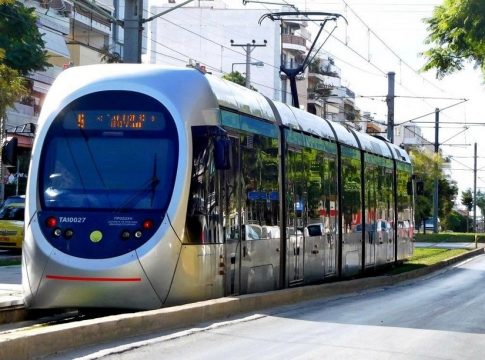 Συναγερμός στη στάση «Συγγρού ΦΙΞ» του τραμ: Άνδρας προσπάθησε να αυτοκτονήσει
